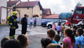 PARAĆINSKI VATROGASCI EDUKOVALI DECU: Dan Sektora za vanredne situacije u gradu na Crnici obeležen na najbolji mogući način