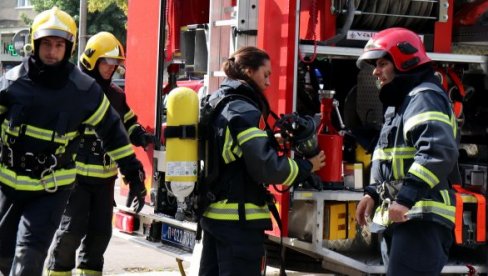 POŽAR PRVOG DANA ŠKOLE POSLE RASPUSTA: Vatrogasci odmah stigli na Karaburmu, deca bezbedna