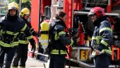 POŽAR U ŽARKOVU: Gorela krovna konstrukcija stambene zgrade, 17 vatrogasaca se borilo sa stihijom (VIDEO)