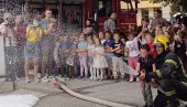 SEKLI SLAVSKI KOLAČ I ODRŽALI ZBOR: Uz druženje sa najmlađima leskovački vatrogasci-spasioci obeležili svoj dan