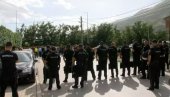 IZBIO I SUKOB: Protest rodbine žrtava u Tetovu, tražili ostavke zbog požara u bolnici, u incidentu povređeni i policajci  (VIDEO)