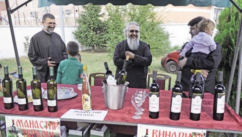 НАЈБОЉЕ СОРТЕ ИЗ ПОДРУМА МАНАСТИРА: Фестивал вина одржан у порти храма светог пророка Илије на Звездари