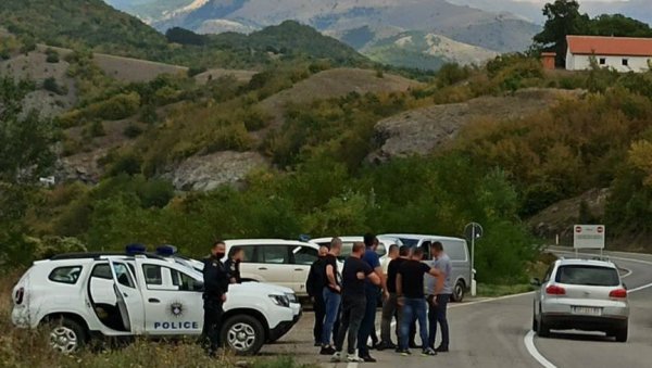 ШТА СЕ ДЕШАВА НА СЕВЕРУ КОСОВА? Срби узнемирени, полиција лажне државе довози контејнере - не дају никоме да приђе (ФОТО)