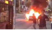 DRAMATIČNE SCENE U KUMODRAŽU: Automobil gori nasred ulice, prolaznici beže (VIDEO)