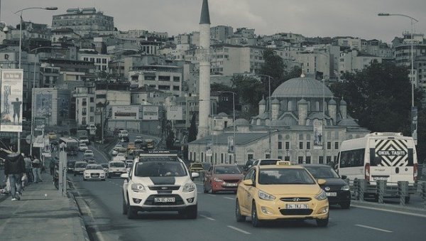 ЗБОГ ПРЕВИШЕ ЖАЛБИ:  Истанбулски такстисти под видео-надзором