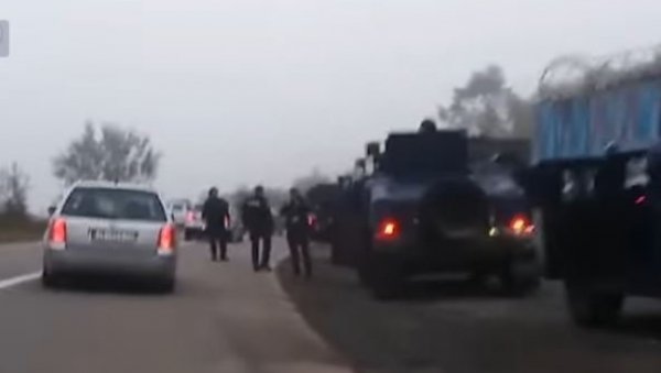 СРБИ НА КиМ УЗНЕМИРЕНИ: 20 возила специјалне јединице Росу заузело Јариње и Брњак (ВИДЕО)