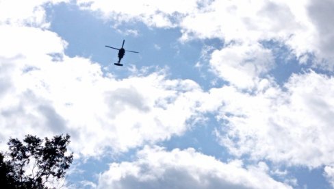 POVEĆAVA SE BROJ OKUPLJENIH SRBA NA JARINJU: Helikopteri Kfora nadgledaju situaciju