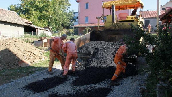КАМЕНАЦ НА РЕДУ ЗА ОБНОВУ: Настављају се радови на асфалтирању улица у раковичким насељима