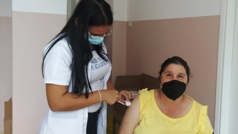 ВАКЦИНАЦИЈА У ПАРАЋИНУ: Првом дозом вакцинисано тек 44 одсто грађана, одзив за трећу дозу солидан