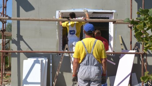 УГОВОРИ ЗА ЗАМЕНУ СТОЛАРИЈЕ: Приводи се крају реализација програма енергетске санације домаћинстава Србије