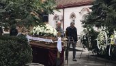 ПОТРЕСНЕ СЛИКЕ СА НОВОГ ГРОБЉА: Дудин ковчег доносе у цркву (ФОТО)