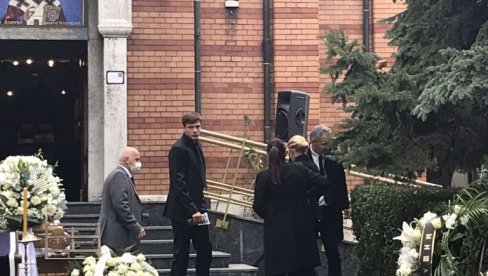 ДУДИНА ПОРОДИЦА НЕУТЕШНА: Син и супруга не могу да сакрију бол (ВИДЕО)