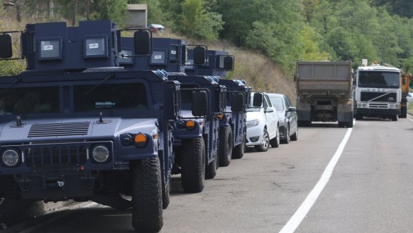 СРБИ НЕМАЈУ НАМЕРУ ДА ОДУСТАНУ: Колона од 15 возила специјалне полиције прошла кроз Лепосавић према Јарињу (ФОТО/ВИДЕО)