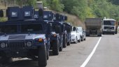 SRBI NEMAJU NAMERU DA ODUSTANU: Kolona od 15 vozila specijalne policije prošla kroz Leposavić prema Jarinju (FOTO/VIDEO)