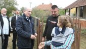 USKORO ĆE BITI DODELJENO 300 KUĆA: Ministar za brigu o selu u poseti porodici u Varvarinu