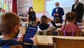 OBRAZOVANJE U DIGITALNOM DOBU: Vesić uručio tablete i laptopove učenicima u Mladenovcu