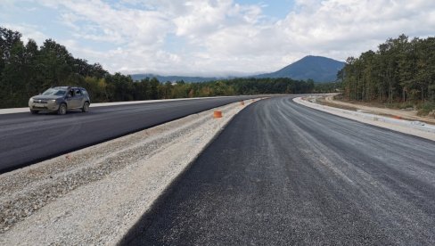 PRVI METRI ASFALTA: Napreduju radovi na auto-putu Miloš Veliki, na potezu od Preljine do Pakovraća