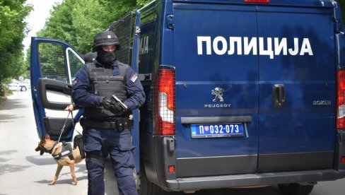 BAČENA BOMBA NA KARABURMI: Veliki broj policajaca na terenu, ulica blokirana