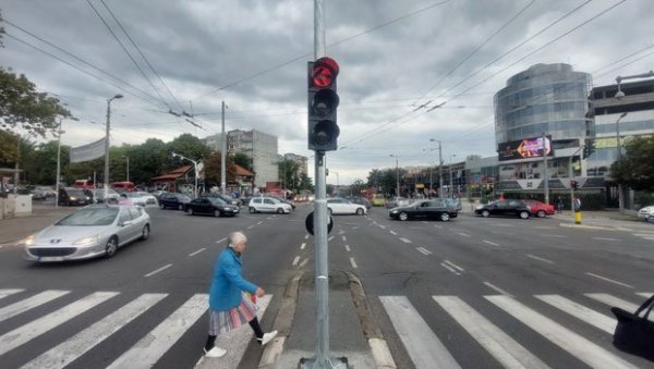 НЕ ПОШТУЈУ ПРОПИСЕ, КАЗНЕ САМО ПЉУШТЕ:  Ево колико возача је прошло кроз црвено
