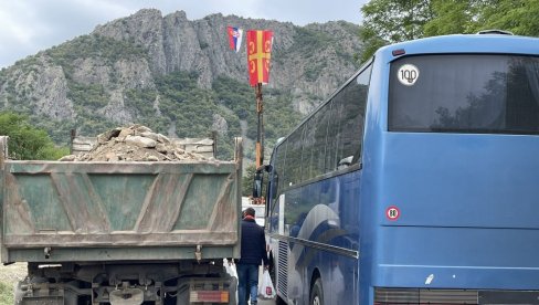НАСТАВЉАЈУ СЕ ПРЕГОВОРИ У БРИСЕЛУ: Срби на барикадама чекају договор