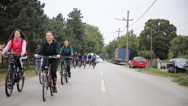 ОД ВРШЦА ДО ГУДУРИЦЕ ПО КИШИ: Светски дан без аутомобила обележило 150 бициклиста