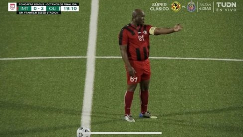 ДЕБИ У 61. ГОДИНИ: Потпредседник Суринама играо фудбалску утакмицу у Конкакаф Лиги шампиона