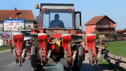 ЛАЖИРАЈУ ПАПИРЕ ЗА ТРАКТОРЕ: Субвенције у пољопривреди последњих месеци под лупом инспектора због злоупотреба