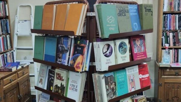 ПОМОЋ ОСМОГОДИШЊЕМ МАНОЈЛУ: Хуманитарна продаја књига у врњачкој библиотеци
