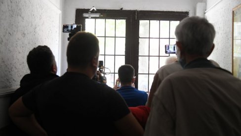 IZVRŠITELJI I POLICIJA SE POVUKLI: Odloženo iseljenje slikarke iz Cvijićeve (FOTO/VIDEO)