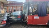 JEZIVI SNIMAK NESREĆE U ZEMUNU: Autobus nekontrolisano uleteo u park, dete istrčalo, majka za njim - vozač pobegao (VIDEO)