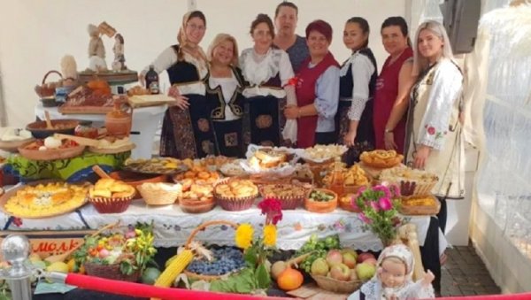МАНИФЕСТАЦИЈА У ЋОВДИНУ: Славски колач донео победу „Етно дамама“