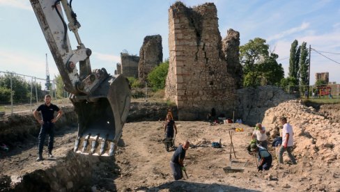 ISKOPAN SKELET IZ 16. VEKA NA SMEDEREVSKOJ TVRĐAVI: Treća faza arheoloških istraživanja  u sektoru Varoške kapije (FOTO)