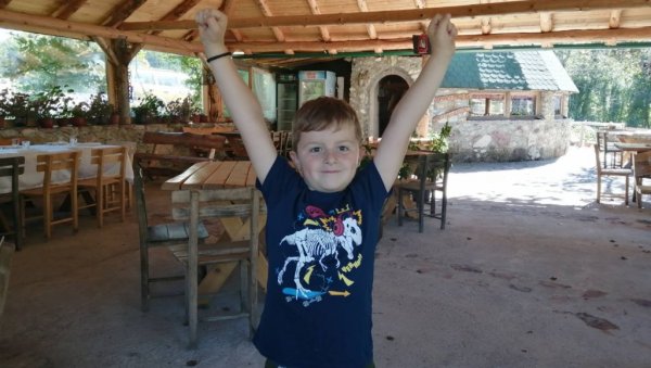 СРПСКИ РОДЕ ДО СЛОБОДЕ: Мали Павле пева песму која је обележила литије у Црној Гори (ВИДЕО)