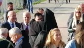 BRATSKI ZAGRLJAJ: Vladika Metodije dočekuje goste pred manastirom - stigao i gradonacelnik Nikšića (FOTO / VIDEO)