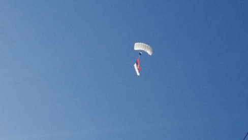 СПЕКТАКУЛАРАН ПРИЗОР НА НЕБУ ИЗНАД ЂУРЂЕВИХ СТУПОВА: Скок падобраном у част епископа Методија (ВИДЕО)