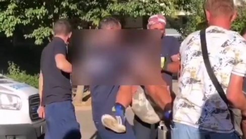 ДРАМА У БАРУ: Ватрогасци извукли човека из подземног контејнера - Био је заглављен између вреће смећа и зида