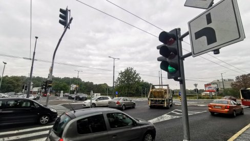 NIJE JASNO KO IMA PREDNOST: Raskrsnica Crnotravske sa Bahtijara Vagabzadea zbunjuje, vozači ne znaju koji saobraćajni znak da poštuju