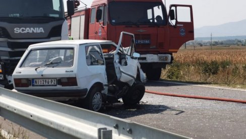 АУТО ПОТПУНО СМРСКАН: Прве слике и снимци са места тешке саобраћајне несреће код Ниша (ФОТО/ВИДЕО)