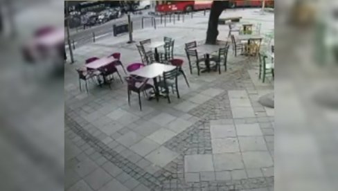 SNIMAK STRAVIČNOG UDESA U BEOGRADU: Vozač u punoj brzini izleteo iz raskrsnice i udario u zgradu (VIDEO)