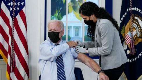 BAJDEN PRIMIO TREĆU DOZU: Predsednik SAD pozvao građane na vakcinaciju (FOTO)