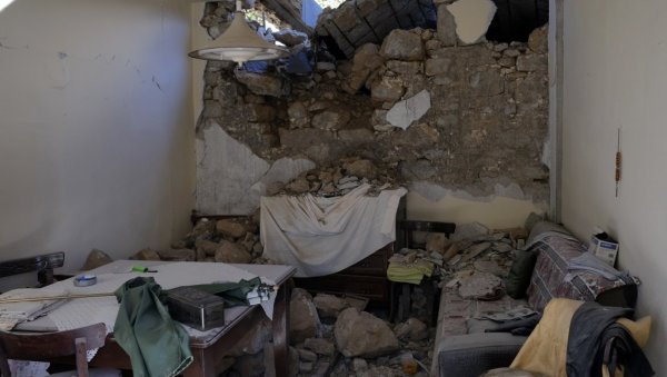 ПОТРЕСНИ ПРИЗОРИ СА КРИТА: Порушене куће, људи спавају у шаторима - Тло још увек не мирује (ФОТО)