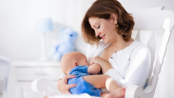 НОВО ОТКРИЋЕ: Вакцинисане мајке дојењем преносе антитела својим бебама