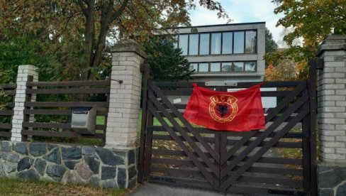 ПРОВОКАЦИЈА: Заставу терористичке ОВК непознати починиоци поставили на зграду амбасаде Србије