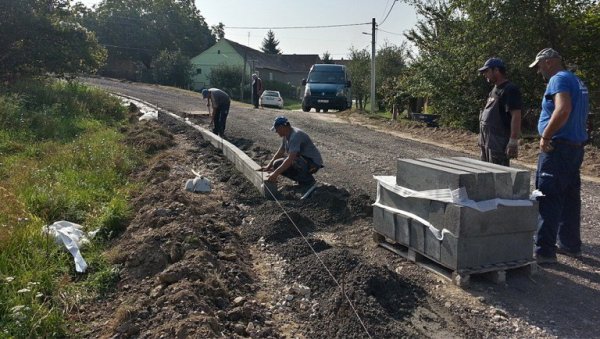 СИГУРНИЈА ВЕЗА МЕЂУ СЕЛИМА: Путари обнављају још једну деоницу на подручју Сремске Митровице