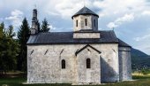 VANDALI MRŽNJOM KRENULI NA CRKVU: Crnom bojom premazali kamen za zvonika crkve Svetog arhangela Mihaila u Andrijevici