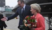 VUČIĆ DOČEKAO URSULU FON DER LAJEN: Buket cveća za predsednicu Evropske komisije (FOTO)