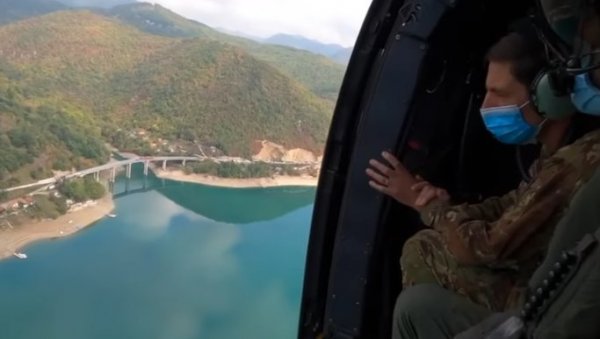 ХЕЛИКОПТЕР ИЗНАД ЈАРИЊА: Командант КФОР-а из ваздуха посматра албанске провокације (ВИДЕО)