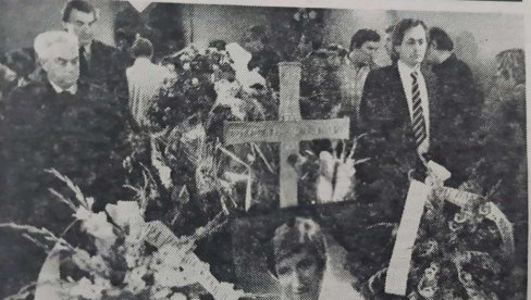 ФОТОГРАФИЈА СА САХРАНЕ ТОМЕ ЗДРАВКОВИЋА: Крст, венци и слика певача - овако је пре 30 година испраћен на вечни починак (ФОТО)
