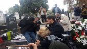 POTRESNA SCENA NA POMENU ZDRAVKOVIĆU: Milan Marić zagrlio Tominu udovicu, a ona počela da plače (FOTO)