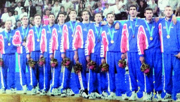САМО СУ ОНИ МОГЛИ ДА УЈЕДИНЕ НАРОД: Како су дочекани обојкаши који су 1. октобра 2000. освојили злато на Олимпијади у Сиднеју (ФОТО/ВИДЕО)